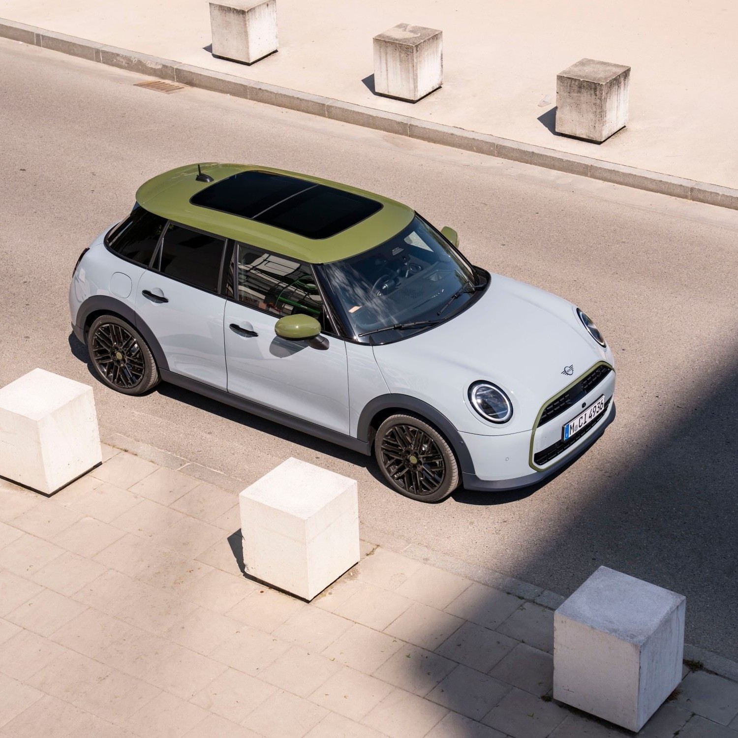 MINI Cooper S 5-Door Paul Smith Edition a circular na estrada.